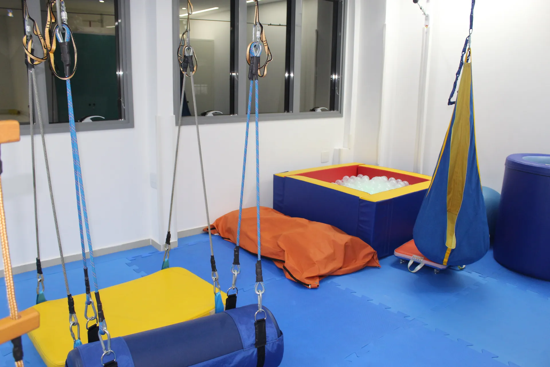 Aparelhos suspensos e balanços adaptados para integração sensorial no Novo Agir
