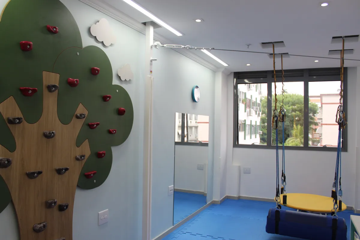 Sala de atendimento do Novo Agir com balanços e equipamentos para estimulação sensorial